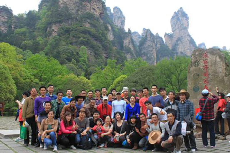 公司组织全体员工到桂林、张家界、云南等地旅游.jpg